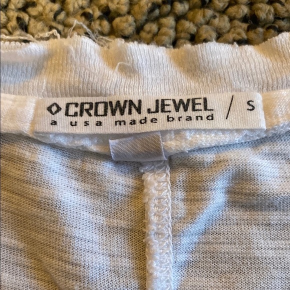 Crown Jewel Women's White V-Neck Top Size Small in EUC - Picture 2 of 6